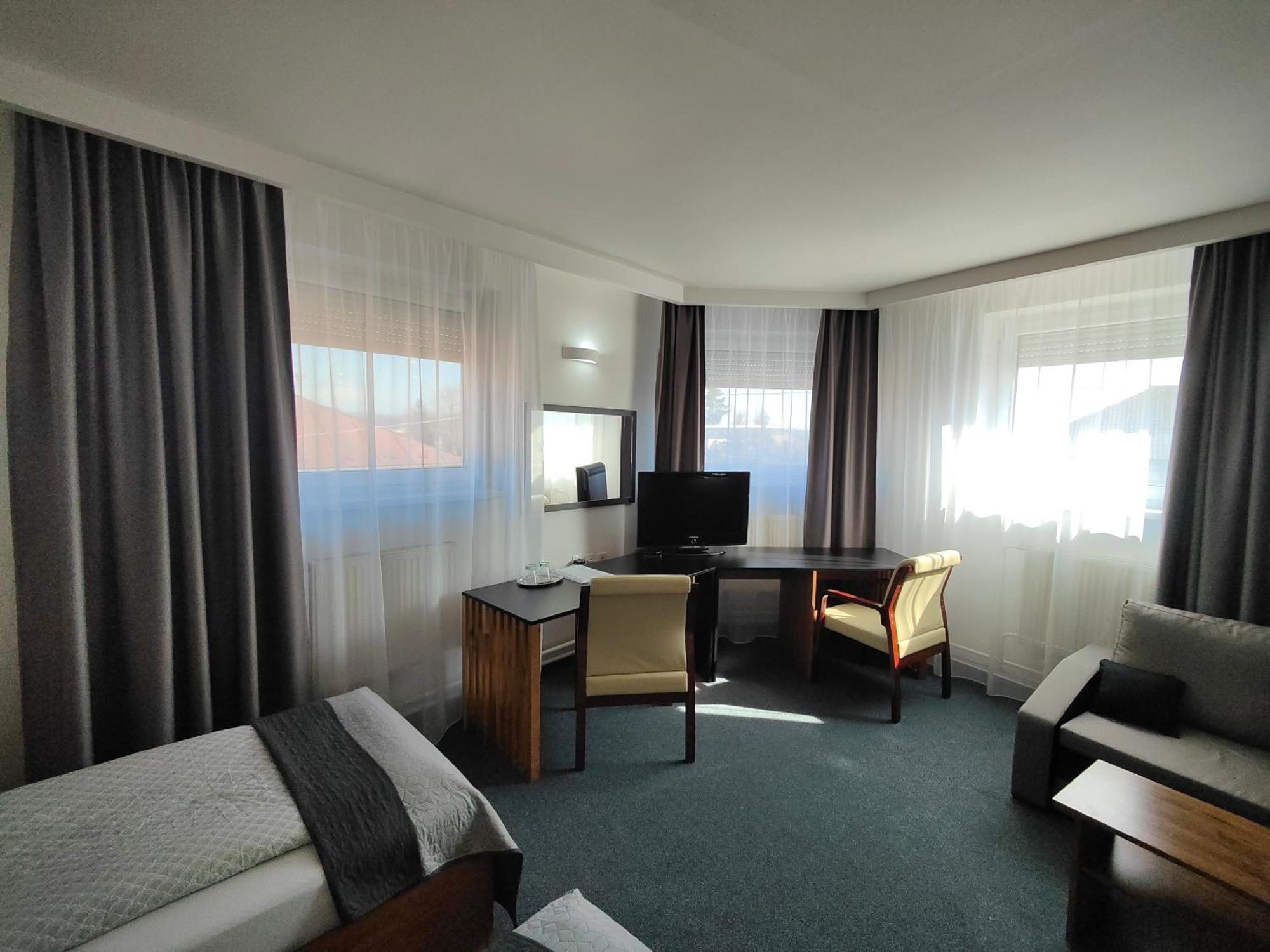 Hotel P7 ลูเชนเยช ภายนอก รูปภาพ