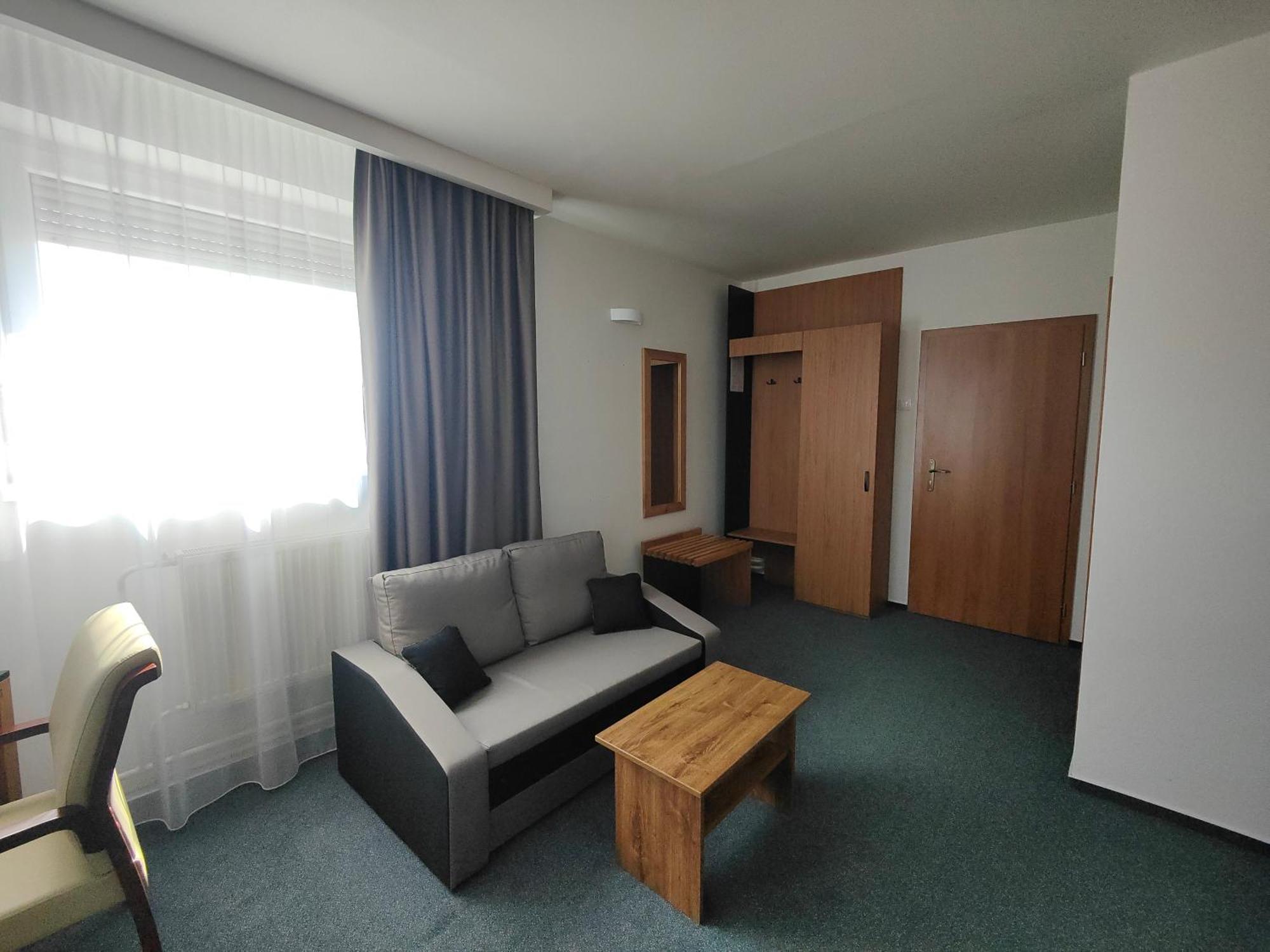 Hotel P7 ลูเชนเยช ภายนอก รูปภาพ